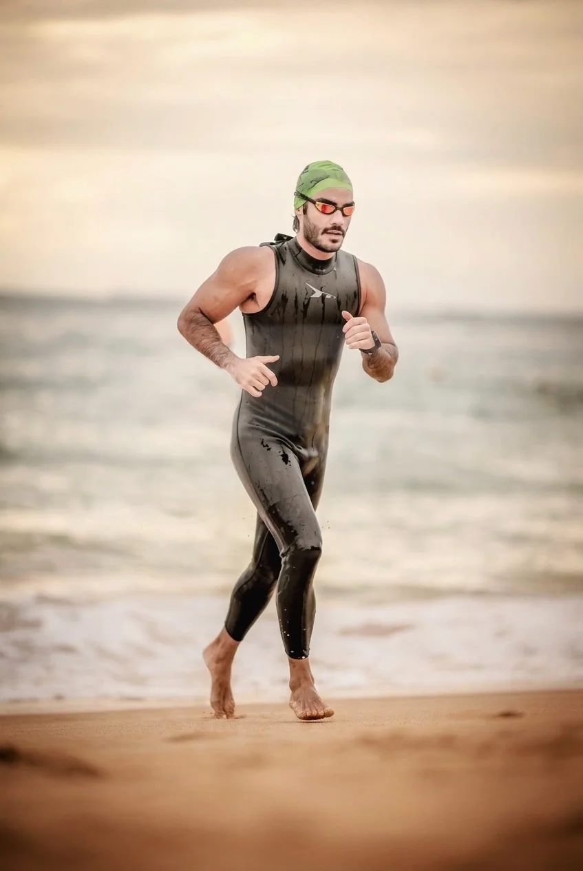 Victor durante um treino de natação no mar
